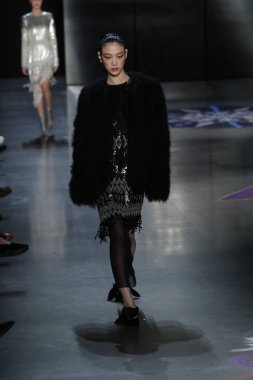 New York, Ny - 11 Şubat: Manken Prabal Gurung sonbahar 2018 galeride giyen pist yürür ben New York'ta 11 Şubat 2018 bahar stüdyolarında.