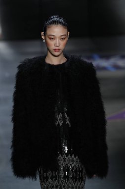 New York, Ny - 11 Şubat: Manken Prabal Gurung sonbahar 2018 galeride giyen pist yürür ben New York'ta 11 Şubat 2018 bahar stüdyolarında.