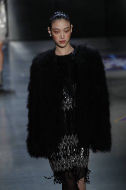 New York, Ny - 11 Şubat: Manken Prabal Gurung sonbahar 2018 galeride giyen pist yürür ben New York'ta 11 Şubat 2018 bahar stüdyolarında.