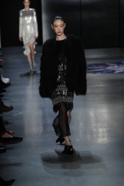 New York, Ny - 11 Şubat: Manken Prabal Gurung sonbahar 2018 galeride giyen pist yürür ben New York'ta 11 Şubat 2018 bahar stüdyolarında.