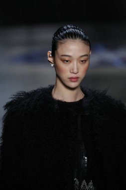 New York, Ny - 11 Şubat: Manken Prabal Gurung sonbahar 2018 galeride giyen pist yürür ben New York'ta 11 Şubat 2018 bahar stüdyolarında.