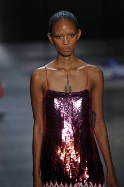 New York, Ny - 11 Şubat: Manken Prabal Gurung sonbahar 2018 galeride giyen pist yürür ben New York'ta 11 Şubat 2018 bahar stüdyolarında.