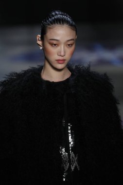 New York, Ny - 11 Şubat: Manken Prabal Gurung sonbahar 2018 galeride giyen pist yürür ben New York'ta 11 Şubat 2018 bahar stüdyolarında.