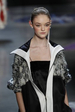 New York, Ny - 11 Şubat: Manken Prabal Gurung sonbahar 2018 galeride giyen pist yürür ben New York'ta 11 Şubat 2018 bahar stüdyolarında.