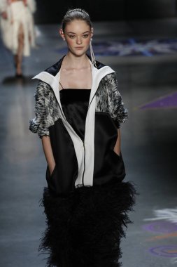 New York, Ny - 11 Şubat: Manken Prabal Gurung sonbahar 2018 galeride giyen pist yürür ben New York'ta 11 Şubat 2018 bahar stüdyolarında.