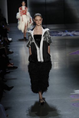 New York, Ny - 11 Şubat: Manken Prabal Gurung sonbahar 2018 galeride giyen pist yürür ben New York'ta 11 Şubat 2018 bahar stüdyolarında.