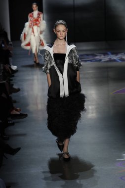 New York, Ny - 11 Şubat: Manken Prabal Gurung sonbahar 2018 galeride giyen pist yürür ben New York'ta 11 Şubat 2018 bahar stüdyolarında.