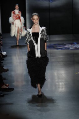 New York, Ny - 11 Şubat: Manken Prabal Gurung sonbahar 2018 galeride giyen pist yürür ben New York'ta 11 Şubat 2018 bahar stüdyolarında.