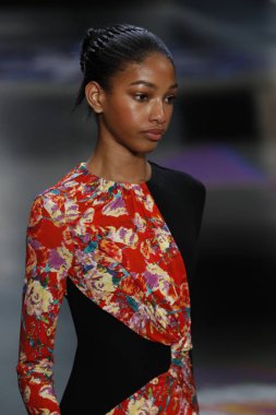 New York, Ny - 11 Şubat: Manken Prabal Gurung sonbahar 2018 galeride giyen pist yürür ben New York'ta 11 Şubat 2018 bahar stüdyolarında.