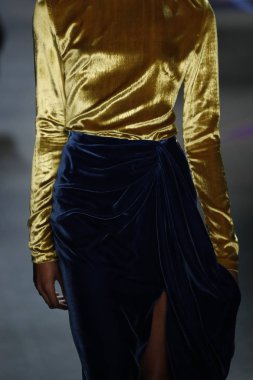 New York, Ny - 11 Şubat: Manken Prabal Gurung sonbahar 2018 galeride giyen pist yürür ben New York'ta 11 Şubat 2018 bahar stüdyolarında.