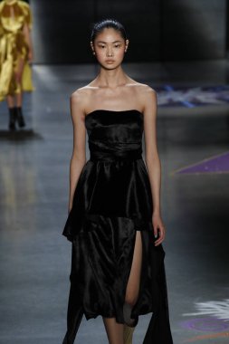 New York, Ny - 11 Şubat: Manken Prabal Gurung sonbahar 2018 galeride giyen pist yürür ben New York'ta 11 Şubat 2018 bahar stüdyolarında.