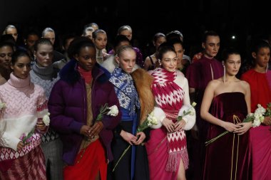 New York, Ny - 11 Şubat: Gigi Hadid, Bella Hadid ve finale Prabal Gurung sonbahar 2018 galeride giyiyor yürümek tüm modelleri ben New York'ta 11 Şubat 2018 bahar stüdyolarında.
