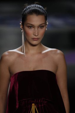 New York, Ny - 11 Şubat: Bella Hadid Prabal Gurung sonbahar 2018 galeride giyen pist yürür ben New York'ta 11 Şubat 2018 bahar stüdyolarında.