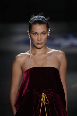 New York, Ny - 11 Şubat: Bella Hadid Prabal Gurung sonbahar 2018 galeride giyen pist yürür ben New York'ta 11 Şubat 2018 bahar stüdyolarında.
