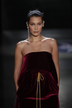 New York, Ny - 11 Şubat: Bella Hadid Prabal Gurung sonbahar 2018 galeride giyen pist yürür ben New York'ta 11 Şubat 2018 bahar stüdyolarında.
