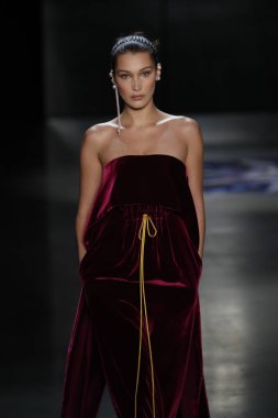 New York, Ny - 11 Şubat: Bella Hadid Prabal Gurung sonbahar 2018 galeride giyen pist yürür ben New York'ta 11 Şubat 2018 bahar stüdyolarında.
