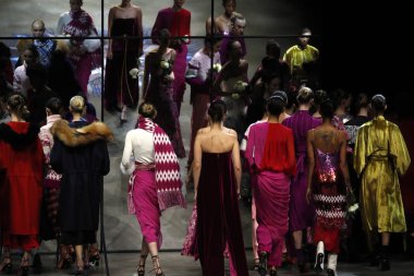 New York, Ny - 11 Şubat: Gigi Hadid, Bella Hadid ve finale Prabal Gurung sonbahar 2018 galeride giyiyor yürümek tüm modelleri ben New York'ta 11 Şubat 2018 bahar stüdyolarında.