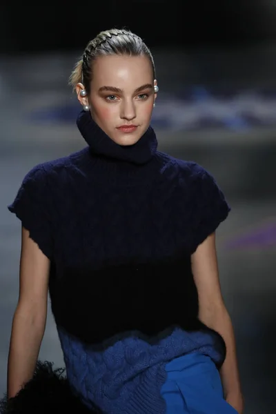 New York February Model Walks Runway Wearing Prabal Gurung Fall — Stock Photo, Image