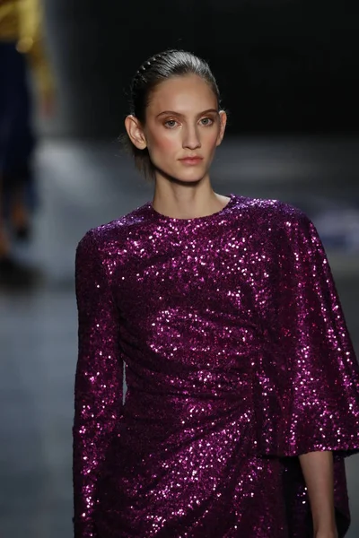 New York Febbraio Una Modella Percorre Pista Indossando Prabal Gurung — Foto Stock