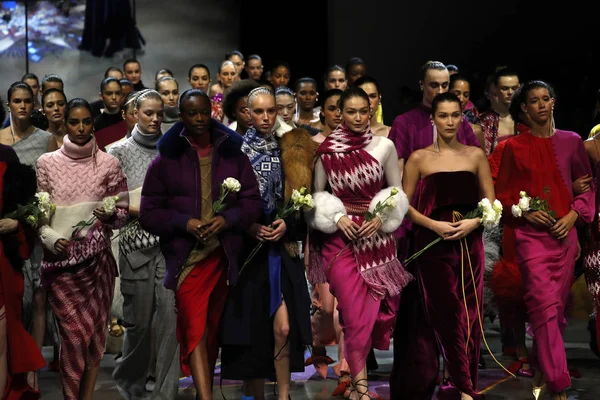 纽约州 2月11日 吉琪扎哈 哈迪德 贝拉扎哈 哈迪德 和所有的模特走的结局穿着 Prabal 古隆秋天2018在画廊 在春天演播室在2018年2月11日在纽约市 — 图库照片
