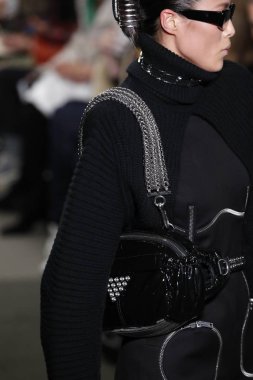 New York, Ny - Şubat 10: Manken Alexander Wang defile pist New York moda haftası sırasında 4 Times Square'de 10 Şubat 2018 üzerinde New York'ta yürür. 