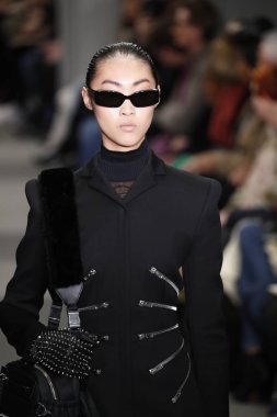 New York, Ny - Şubat 10: Manken Alexander Wang defile pist New York moda haftası sırasında 4 Times Square'de 10 Şubat 2018 üzerinde New York'ta yürür. 