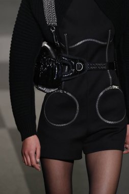 New York, Ny - Şubat 10: Manken Alexander Wang defile pist New York moda haftası sırasında 4 Times Square'de 10 Şubat 2018 üzerinde New York'ta yürür. 