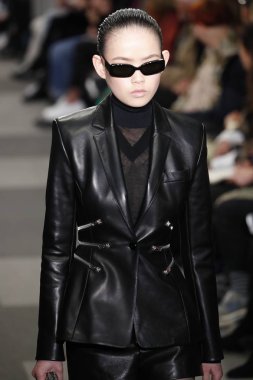 New York, Ny - Şubat 10: Manken Alexander Wang defile pist New York moda haftası sırasında 4 Times Square'de 10 Şubat 2018 üzerinde New York'ta yürür. 