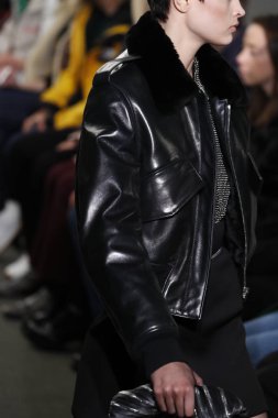 New York, Ny - Şubat 10: Manken Alexander Wang defile pist New York moda haftası sırasında 4 Times Square'de 10 Şubat 2018 üzerinde New York'ta yürür. 