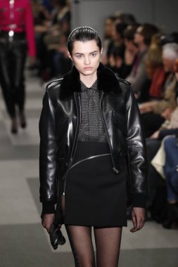 New York, Ny - Şubat 10: Manken Alexander Wang defile pist New York moda haftası sırasında 4 Times Square'de 10 Şubat 2018 üzerinde New York'ta yürür. 