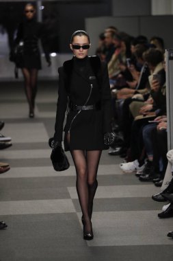 New York, Ny - Şubat 10: Manken Alexander Wang defile pist New York moda haftası sırasında 4 Times Square'de 10 Şubat 2018 üzerinde New York'ta yürür. 