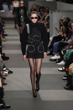 New York, Ny - Şubat 10: Manken Alexander Wang defile pist New York moda haftası sırasında 4 Times Square'de 10 Şubat 2018 üzerinde New York'ta yürür. 