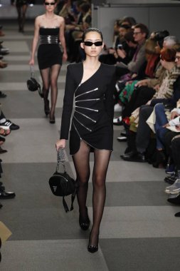 New York, Ny - Şubat 10: Manken Alexander Wang defile pist New York moda haftası sırasında 4 Times Square'de 10 Şubat 2018 üzerinde New York'ta yürür. 