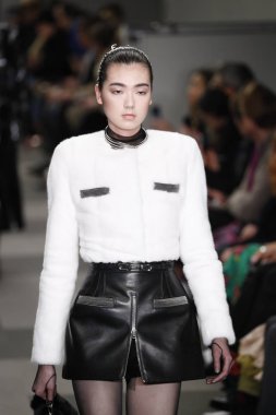 New York, Ny - Şubat 10: Manken Alexander Wang defile pist New York moda haftası sırasında 4 Times Square'de 10 Şubat 2018 üzerinde New York'ta yürür. 