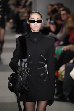 New York, Ny - Şubat 10: Manken Alexander Wang defile pist New York moda haftası sırasında 4 Times Square'de 10 Şubat 2018 üzerinde New York'ta yürür. 
