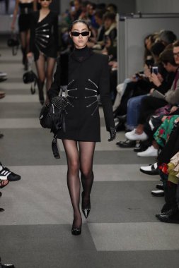 New York, Ny - Şubat 10: Manken Alexander Wang defile pist New York moda haftası sırasında 4 Times Square'de 10 Şubat 2018 üzerinde New York'ta yürür. 