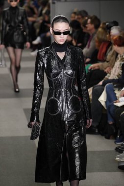 New York, Ny - Şubat 10: Manken Alexander Wang defile pist New York moda haftası sırasında 4 Times Square'de 10 Şubat 2018 üzerinde New York'ta yürür. 