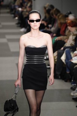 New York, Ny - Şubat 10: Manken Alexander Wang defile pist New York moda haftası sırasında 4 Times Square'de 10 Şubat 2018 üzerinde New York'ta yürür. 