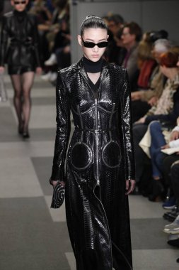 New York, Ny - Şubat 10: Manken Alexander Wang defile pist New York moda haftası sırasında 4 Times Square'de 10 Şubat 2018 üzerinde New York'ta yürür. 