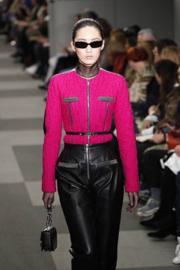 New York, Ny - Şubat 10: Manken Alexander Wang defile pist New York moda haftası sırasında 4 Times Square'de 10 Şubat 2018 üzerinde New York'ta yürür. 