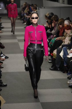 New York, Ny - Şubat 10: Manken Alexander Wang defile pist New York moda haftası sırasında 4 Times Square'de 10 Şubat 2018 üzerinde New York'ta yürür. 