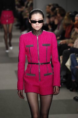 New York, Ny - Şubat 10: Manken Alexander Wang defile pist New York moda haftası sırasında 4 Times Square'de 10 Şubat 2018 üzerinde New York'ta yürür. 