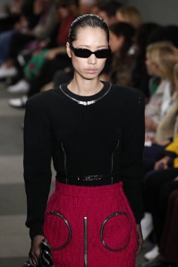 New York, Ny - Şubat 10: Manken Alexander Wang defile pist New York moda haftası sırasında 4 Times Square'de 10 Şubat 2018 üzerinde New York'ta yürür. 