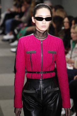 New York, Ny - Şubat 10: Manken Alexander Wang defile pist New York moda haftası sırasında 4 Times Square'de 10 Şubat 2018 üzerinde New York'ta yürür. 