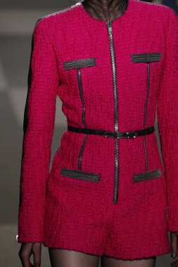 New York, Ny - Şubat 10: Manken Alexander Wang defile pist New York moda haftası sırasında 4 Times Square'de 10 Şubat 2018 üzerinde New York'ta yürür. 