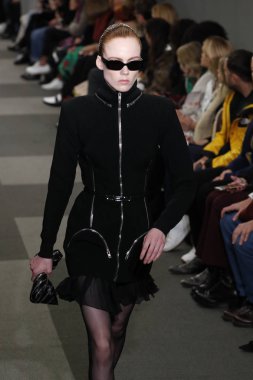 New York, Ny - Şubat 10: Manken Alexander Wang defile pist New York moda haftası sırasında 4 Times Square'de 10 Şubat 2018 üzerinde New York'ta yürür. 