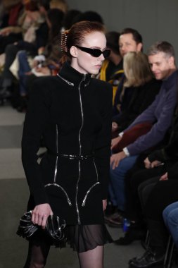 New York, Ny - Şubat 10: Manken Alexander Wang defile pist New York moda haftası sırasında 4 Times Square'de 10 Şubat 2018 üzerinde New York'ta yürür. 