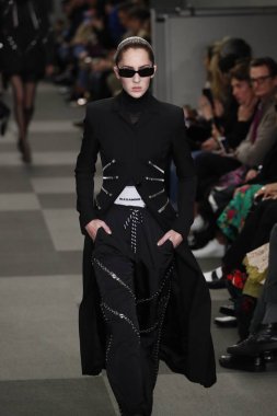 New York, Ny - Şubat 10: Manken Alexander Wang defile pist New York moda haftası sırasında 4 Times Square'de 10 Şubat 2018 üzerinde New York'ta yürür. 