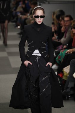 New York, Ny - Şubat 10: Manken Alexander Wang defile pist New York moda haftası sırasında 4 Times Square'de 10 Şubat 2018 üzerinde New York'ta yürür. 