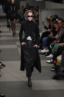 New York, Ny - Şubat 10: Manken Alexander Wang defile pist New York moda haftası sırasında 4 Times Square'de 10 Şubat 2018 üzerinde New York'ta yürür. 
